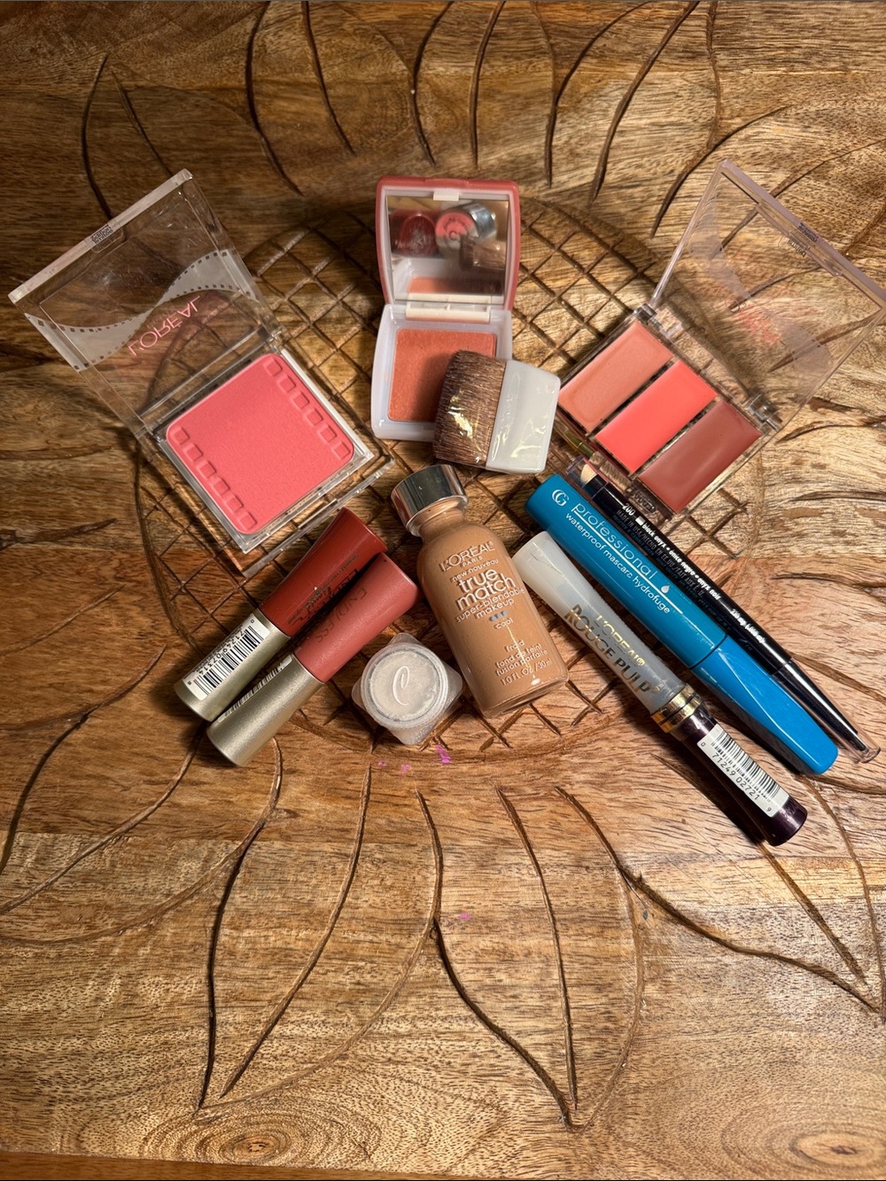 Assorted True Match Foundation & Coral Pink Cheek Set Essentials Kit